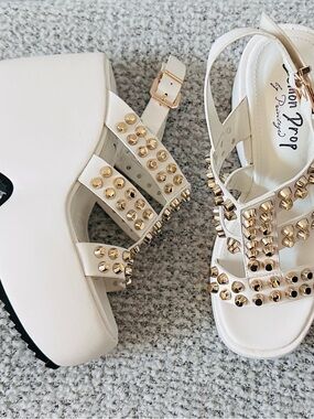 Lemon Drop by Privileged London Wedge Sandals White Studded Platform Sz 10 New